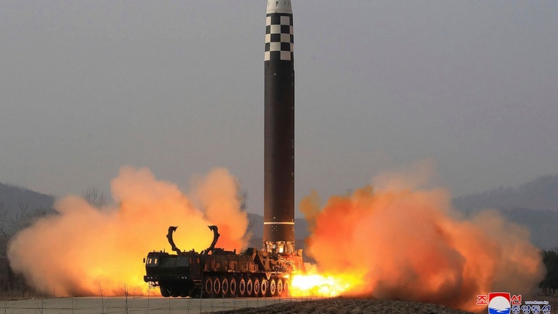 Коронавирусний дэгдэлттэй тэмцэж буй Хойд Солонгос гурван баллистик пуужин харважээ