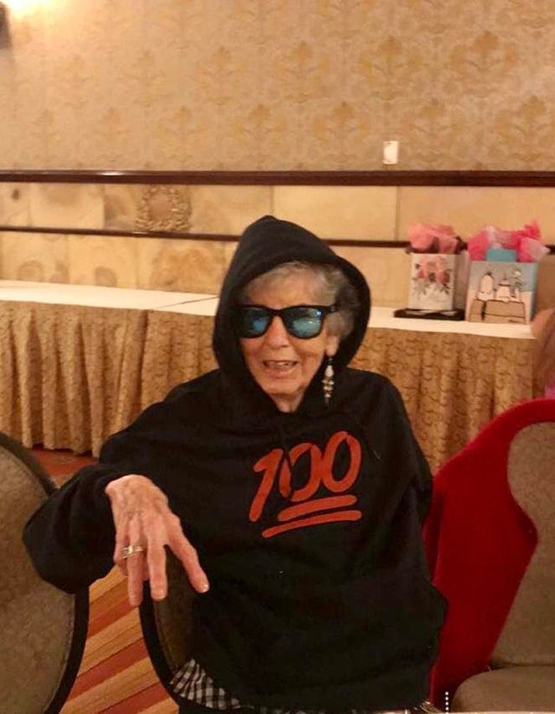 100 нас хүрсэн эмээ