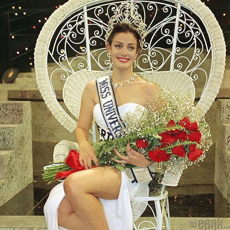 "Miss Universe-1993"-ын ялагч:  Пуэрто Рикогын гоо бүсгүй Даянара Торрес, 19 настай, 174 см өндөр.