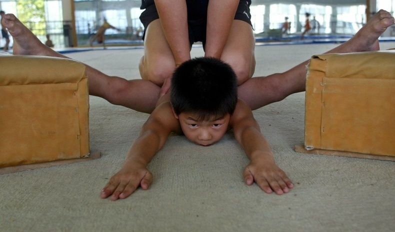 "Аваргуудын үйлдвэр" - Хятадад гимнастикийн тамирчдыг хэрхэн бэлтгэдэг вэ?