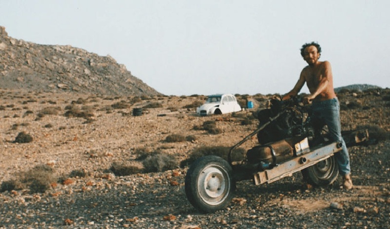 Машинаа мотоцикль болгон хувиргаж, Сахарын цөлөөс амьд гарсан эрийн түүх