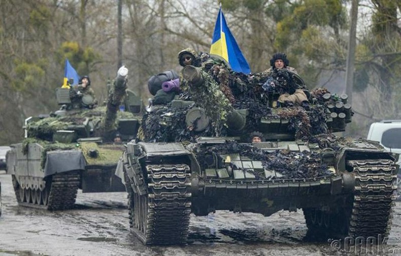 Украйны цэргүүд Оросуудаас олзолсон T-72AV болон T-80BVM загварын танкуудыг засаж сэлбээд өөрсдөө ашиглаж эхэллээ