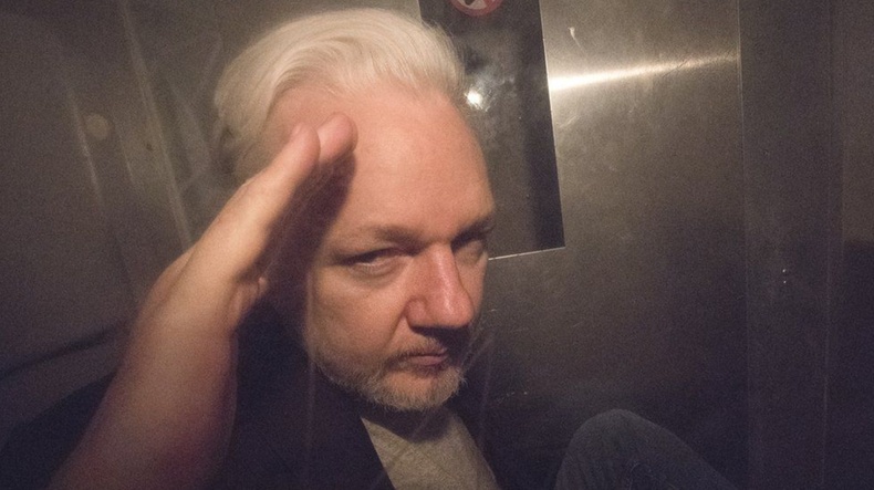 Wikileaks сайтыг үндэслэгч Жулиан Ассанжийг АНУ-д шилжүүлэн өгөхийг Их Британийн Дотоод хэргийн сайд Прити Пател зөвшөөрчээ