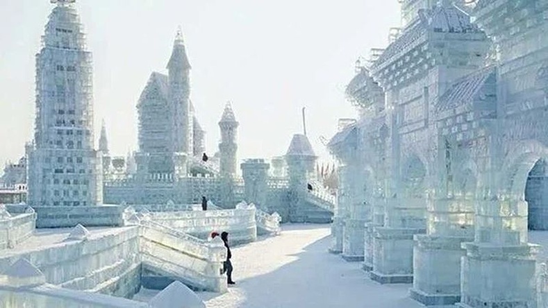 Жил бүр Хятадын Харбин хотод зохиогддог олон улсын мөсний баярын үеэр жинхэнээс ялгаагүй цас мөсөн хот босдог.
