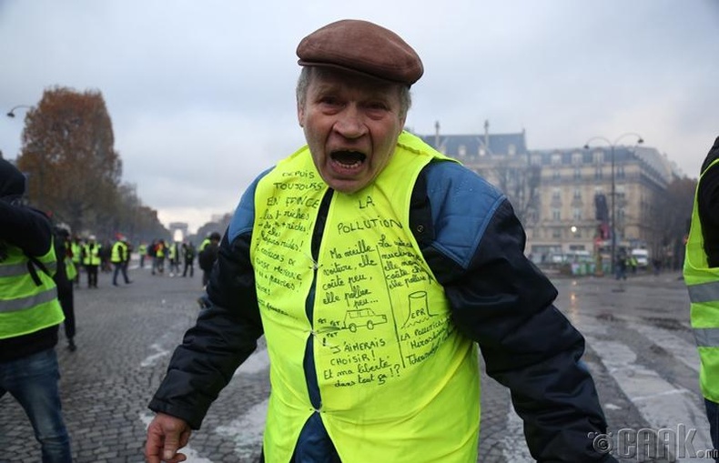 100 мянган шар хантаазтай Францын иргэд шатахууны үнийн өсөлтийг эсэргүүцэж Парис хотод жагсаал хийв