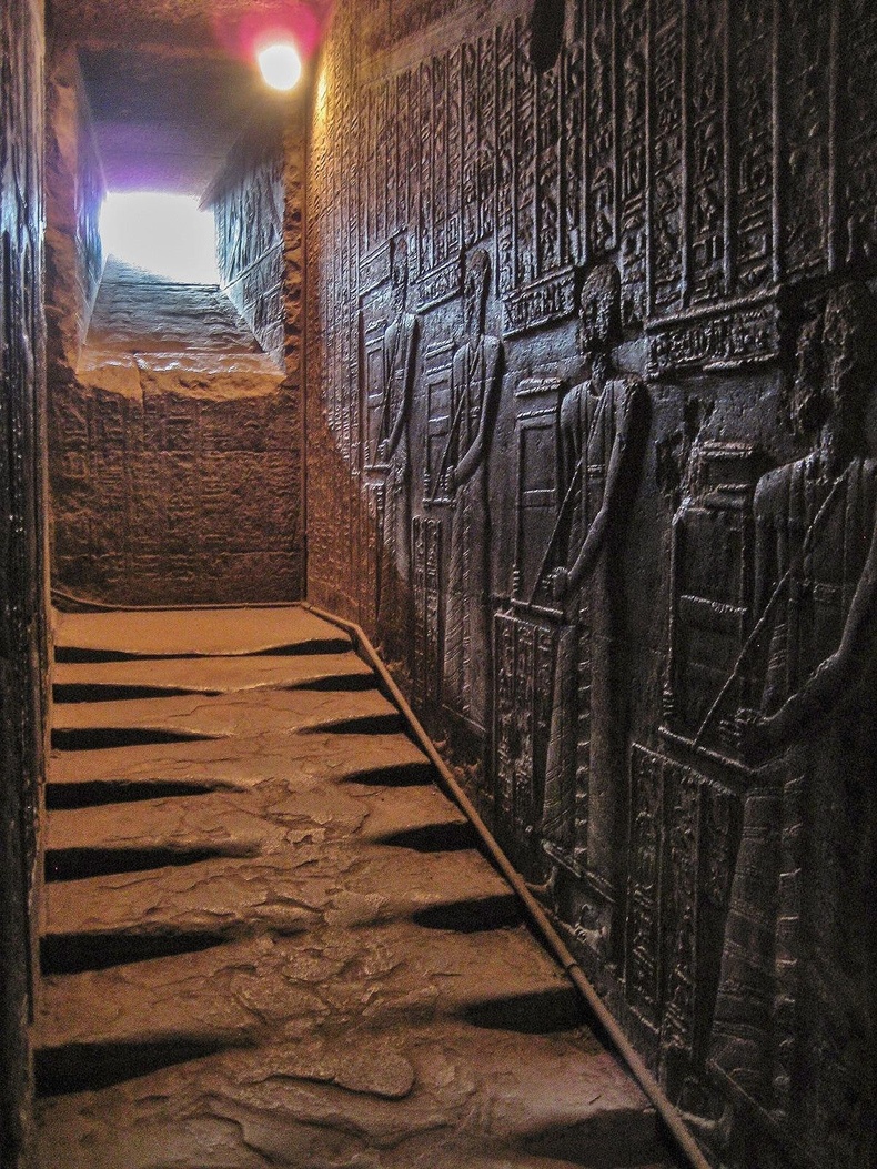 Египетийн Хатор бурхны сүмийн шат 2300 жилийн турш хүний хөлд элэгдсэн байгаа нь