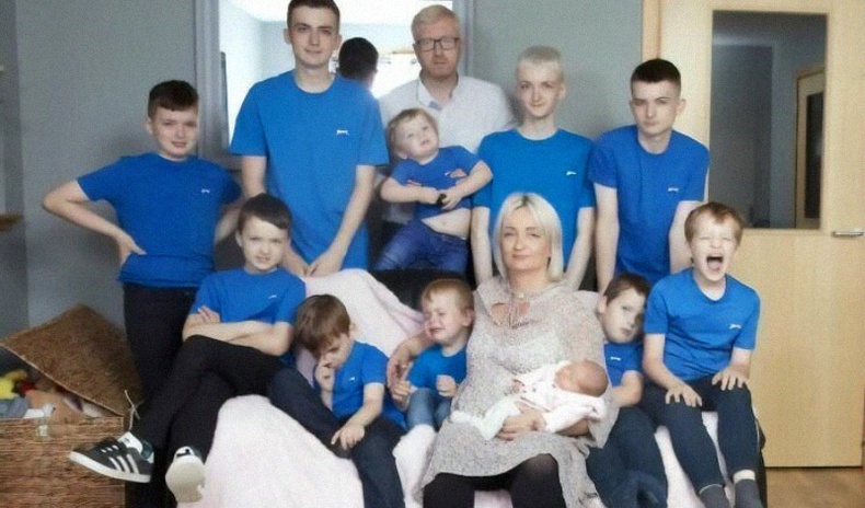 10 хүү төрүүлсэн Британи ээж охинтой болжээ