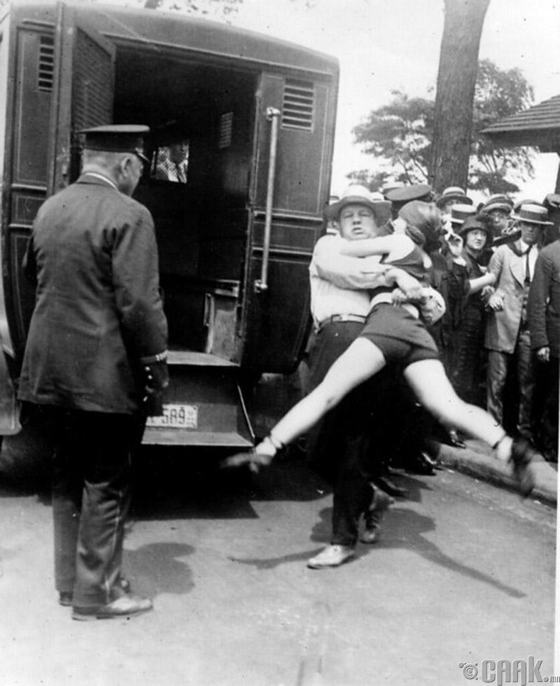 Чикаго хотод хөл ил гаргасан усны хувцас өмссөнийхөө төлөө баривчлагдаж буй бүсгүй - 1922 он
