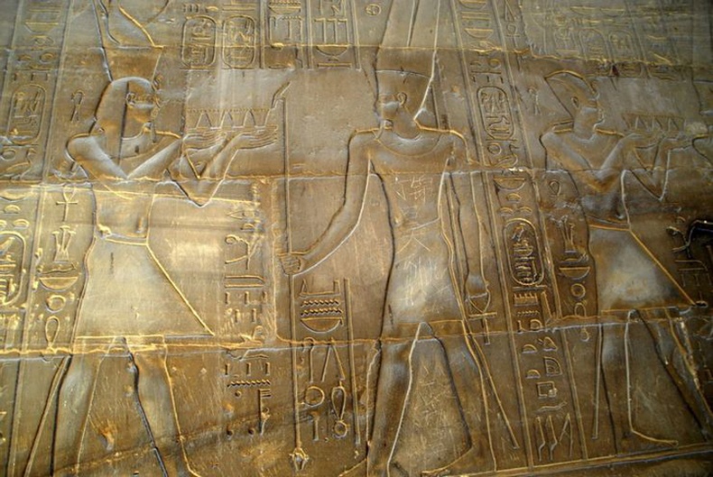 Египетийн 3500 жилийн настай Луксорын сүмийн ханын зураг дээр 15 настай хятад хүү нэрээ бичиж үлдээжээ