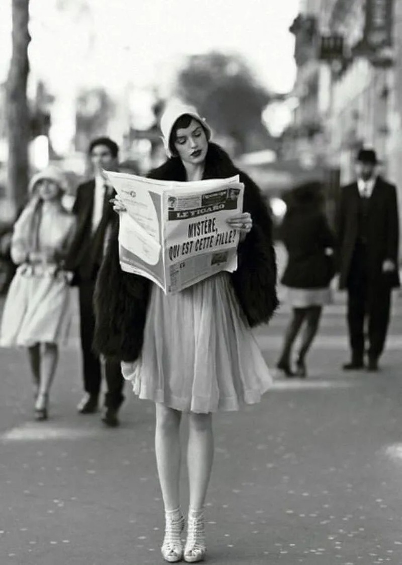 Сонин уншиж буй Франц бүсгүй. Парис, 1920 он