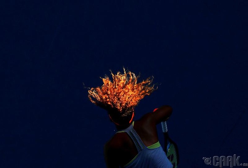 Японы теннисчин Наоми Осака (Naomi Osaka) Румынийн тамирчин Симон Халеп (Simone Halep) нарын тоглолтын үеэр