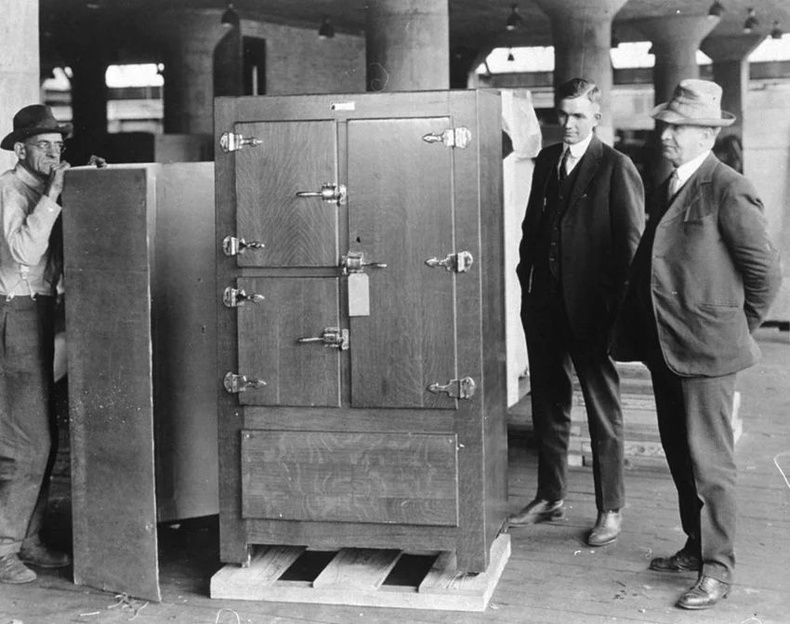 1899 оны 8-р сарын 9-ний өдөр Америкийн зохион бүтээгч Алберт Маршалл анхны хөргөгчийг бүтээж, патент авчээ
