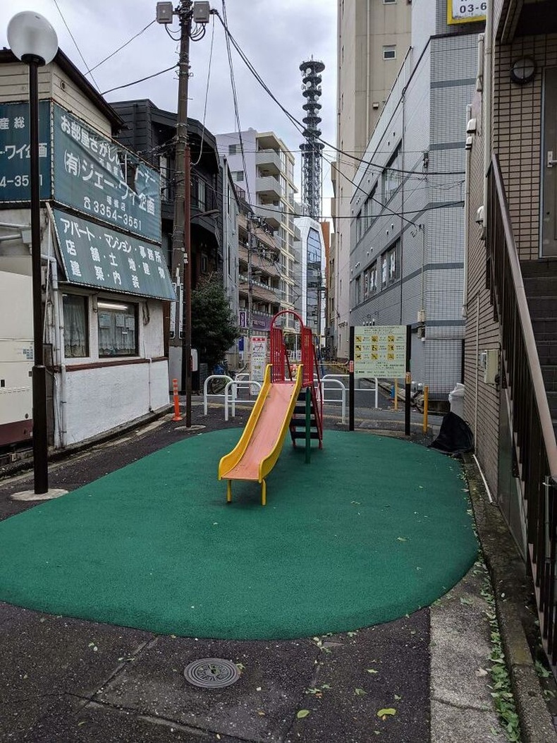 Токио хотын Шинжүкү дүүрэг дэх хүүхдийн "тоглоомын талбай", Япон