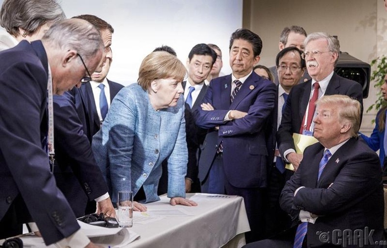 Их 7-ын уулзалтын үер Германы Канцлер Ангела Меркел (Angela Merkel) АНУ-ын Ерөнхийлөгч Дональд Трамп (Donald Trump)-тай маргаж байгаа нь