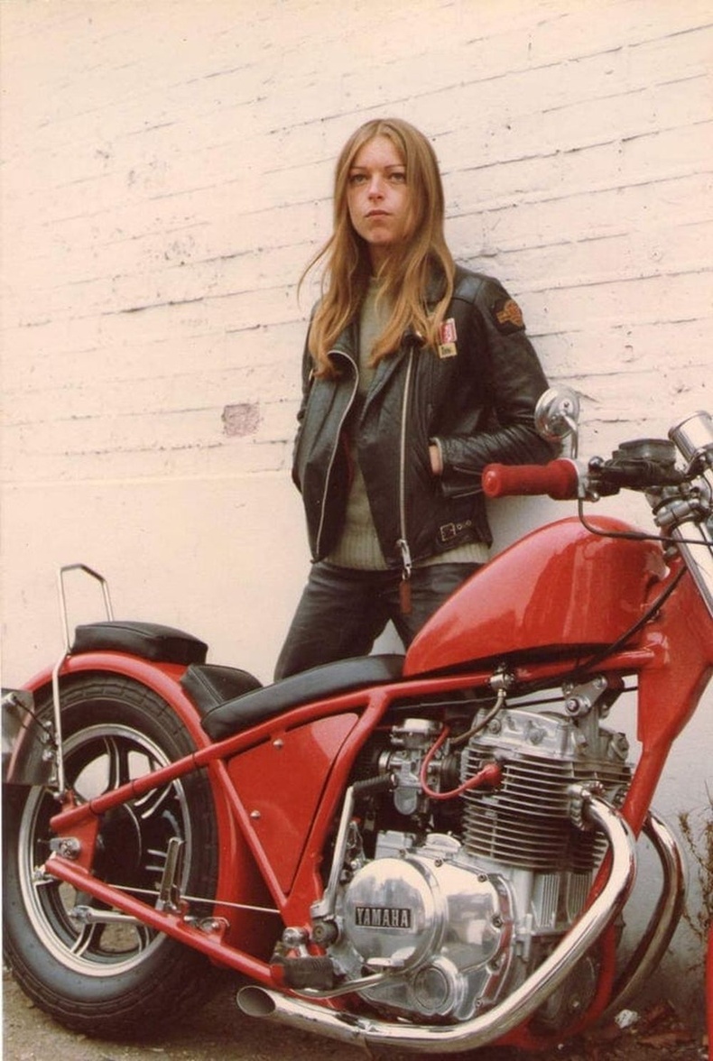 "1983 онд ээж маань энэ мотоциклийг өөрөө угсарсан. Ийм сайхан ээжтэй би догь байхаас ч яах билээ."