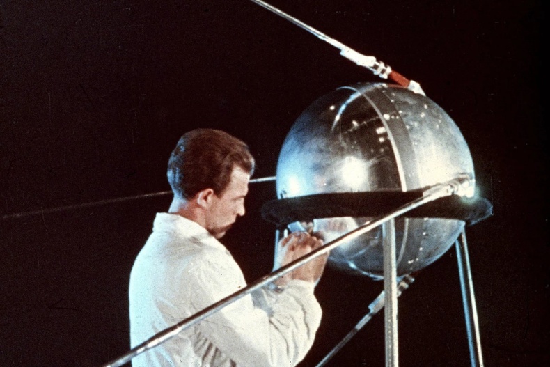 1957 он: Анхны хиймэл хиймэл дагуулыг дэлхийн тойрог замд оруулав