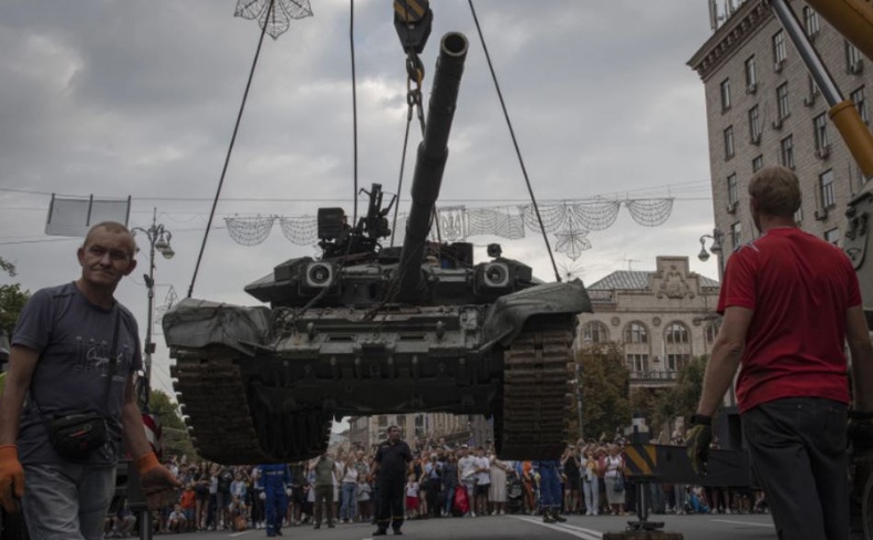 Киевт Оросын сүйрсэн танкуудаар парад хийж байна
