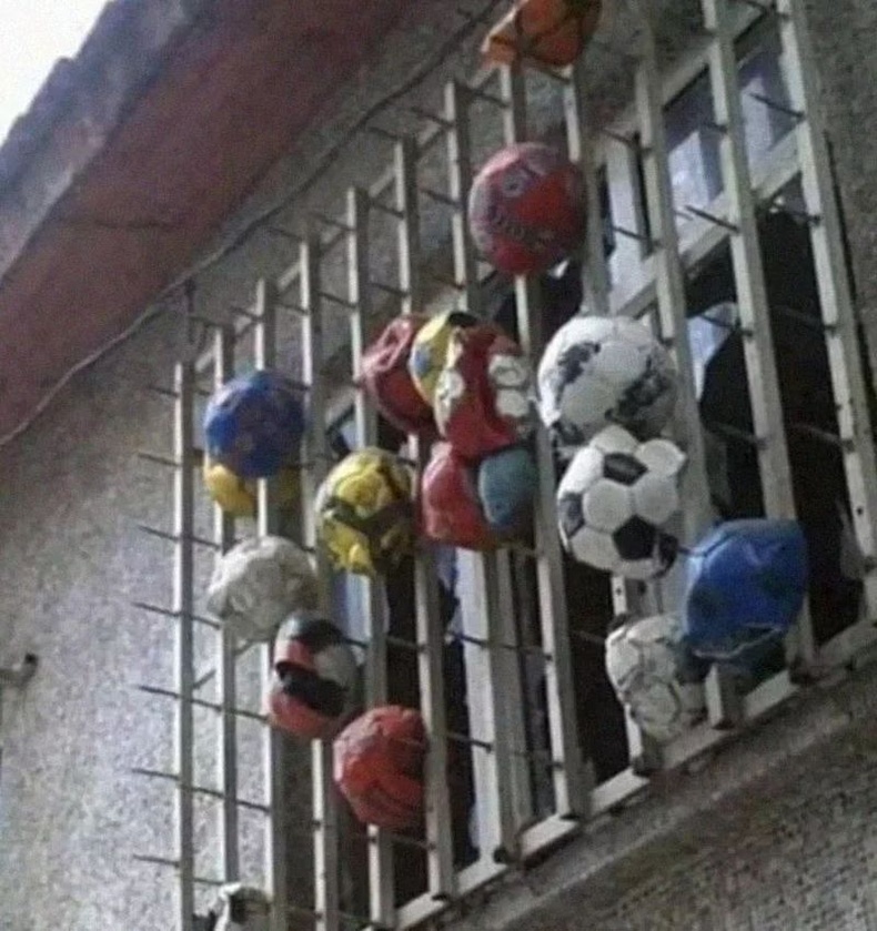 Бразилыг хөлбөмбөгөөс салгаж ойлгож болохгүй. Гудамжинд тоглож буй хүүхдүүд цонхыг нь байнга хагалдагт залхсан эмэгтэй ингэж арга хэмжээ авчээ.