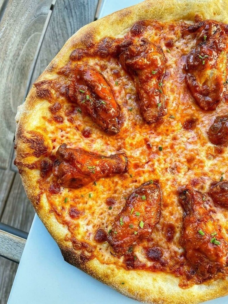 Тахианы далавчтай пицца