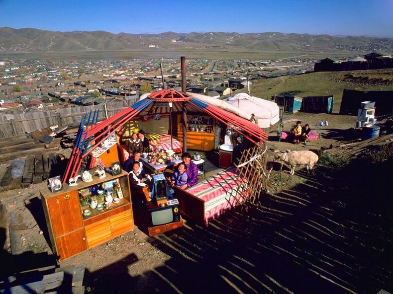 Монгол улсын нийслэл Улаанбаатар хотод амьдардаг Батсуурийн гэр бүл