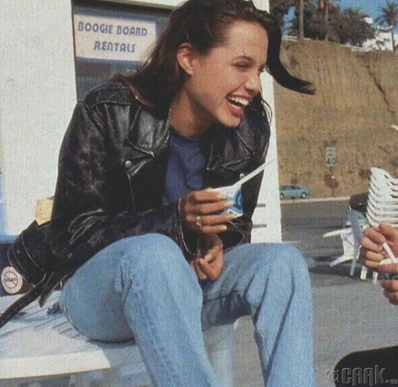 Жүжигчин Анжелина Жоли зайрмаг идэж байна - 1990 он