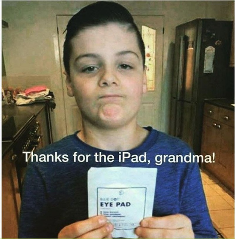 iPad авмаар байна гэсэн ач хүүгийнхээ яриаг сонссон эмээ нь сайхан сэтгэл гаргажээ.
