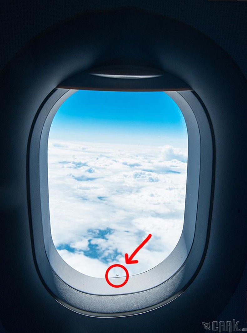 Нисэх онгоцны цонхон дахь жижиг нүх
