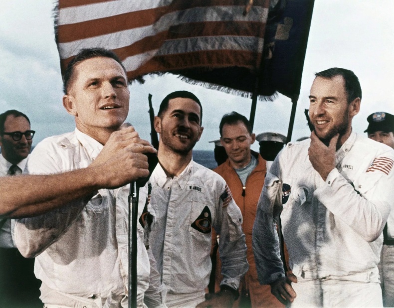 1968 он: Америкийн Apollo 8 сарны тойрог замд орсон анхны нисэгчтэй сансрын хөлөг болжээ