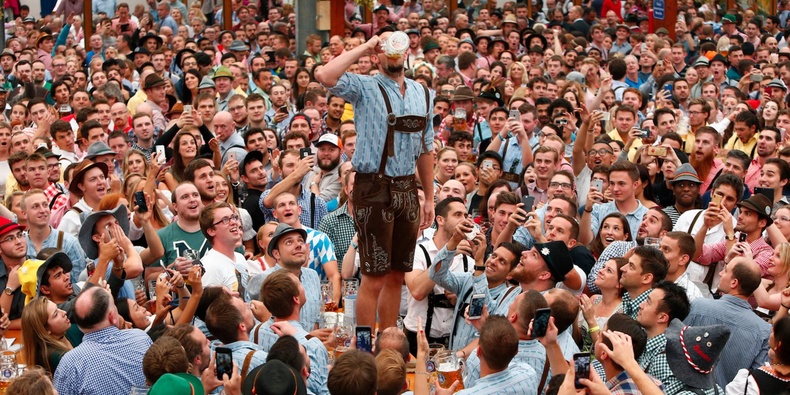 Германчууд “Oktoberfest” шар айрагны баяраа 186 дахь жилдээ тэмдэглэж байна