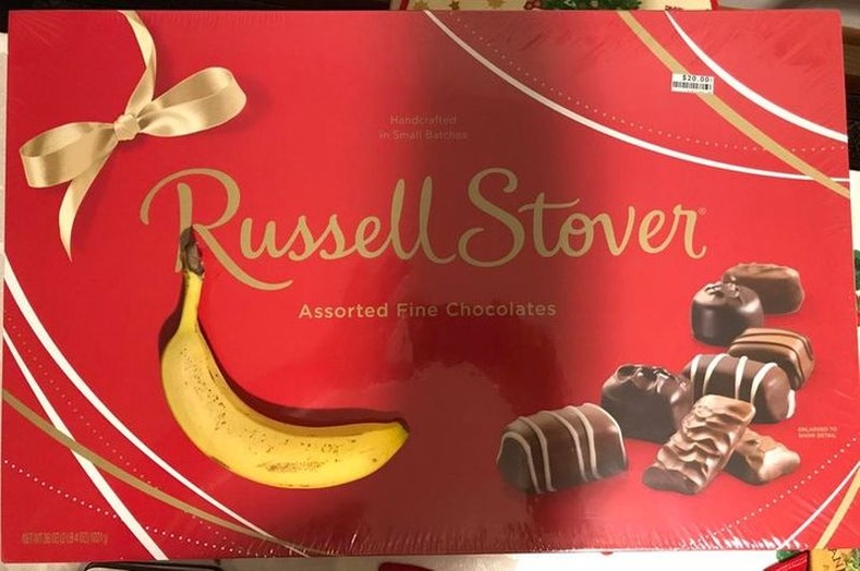 "Хадам ээжийн авчирсан хайрцаг шоколад. Хэмжээг нь гадил жимстэй харьцуулахад ийм байна."
