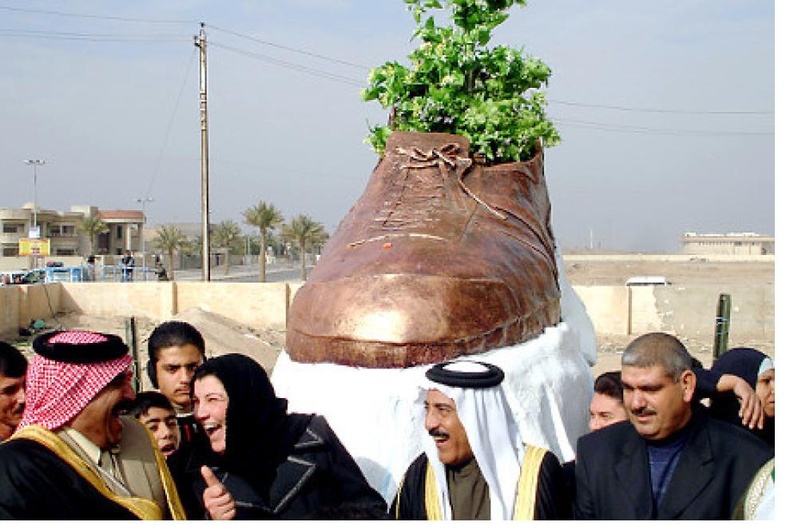 Жорж Буш руу шидсэн гуталд зориулсан хөшөө Иракийн Тикрит хотод бий