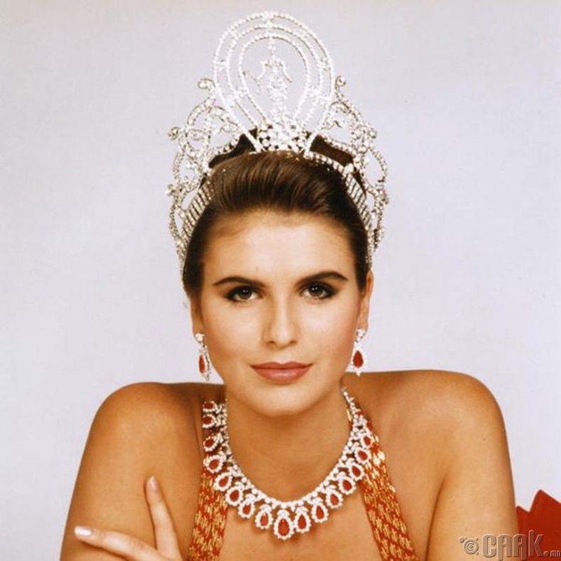 "Miss Universe-1992"-ын ялагч: Намиби улсын гоо бүсгүй Мишель Маклин, 19 настай, 184 см өндөр.