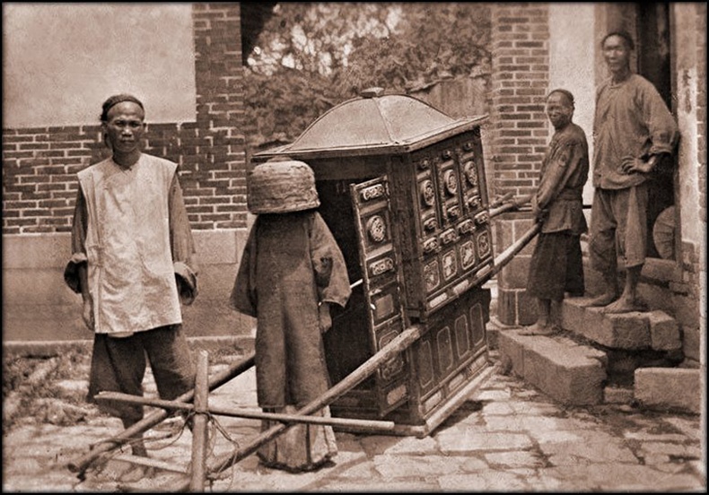Сүйт бүсгүйг хуримын ёслолд хүргэж буй нь - Фучжоу, Фүжиан. 1911-1913 он.