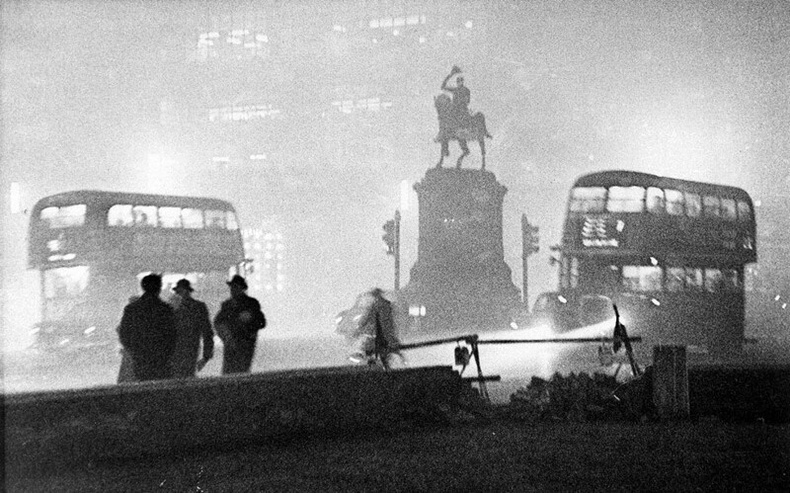 1952 онд Лондонд болж өнгөрсөн их манангийн үед хараагүй хүмүүс бусаддаа гэрээ олоход нь тусалж байжээ