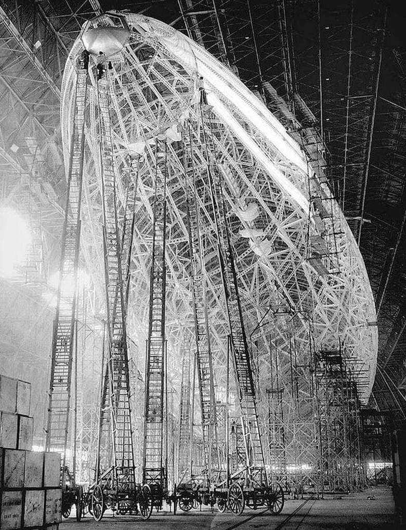 "Hindenburg" агаарын хөлгийг барьж байгаа нь - 1932 он