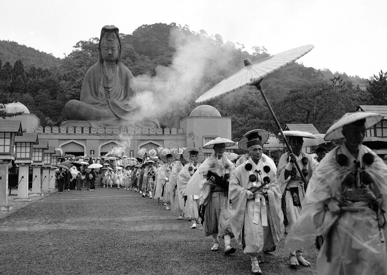 Лам нар Буддын хөшөөний өмнө - Киото, 1958