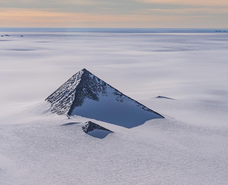 Антарктид тивд байдаг пирамид хэлбэртэй уул