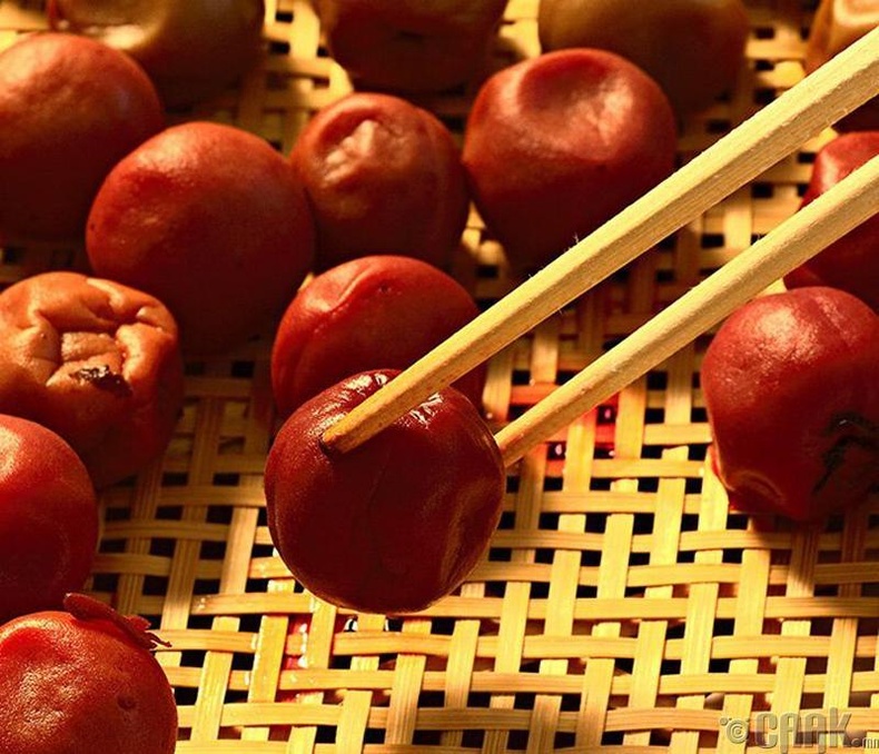 Япончууд давсалсан чангаанз болох "умэбоши" идэж шараа тайлдаг