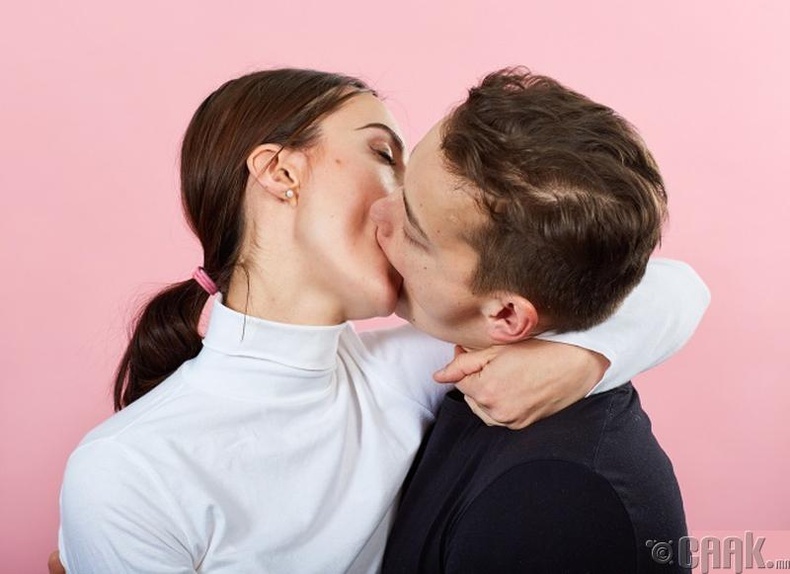 Мужчина целует жену. Поцелуй взасос. Поцелуй в засос. Поцелуй с языком. Целуются в засос.