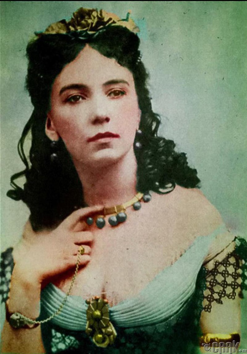 Кора Перл (Cora Pearl)