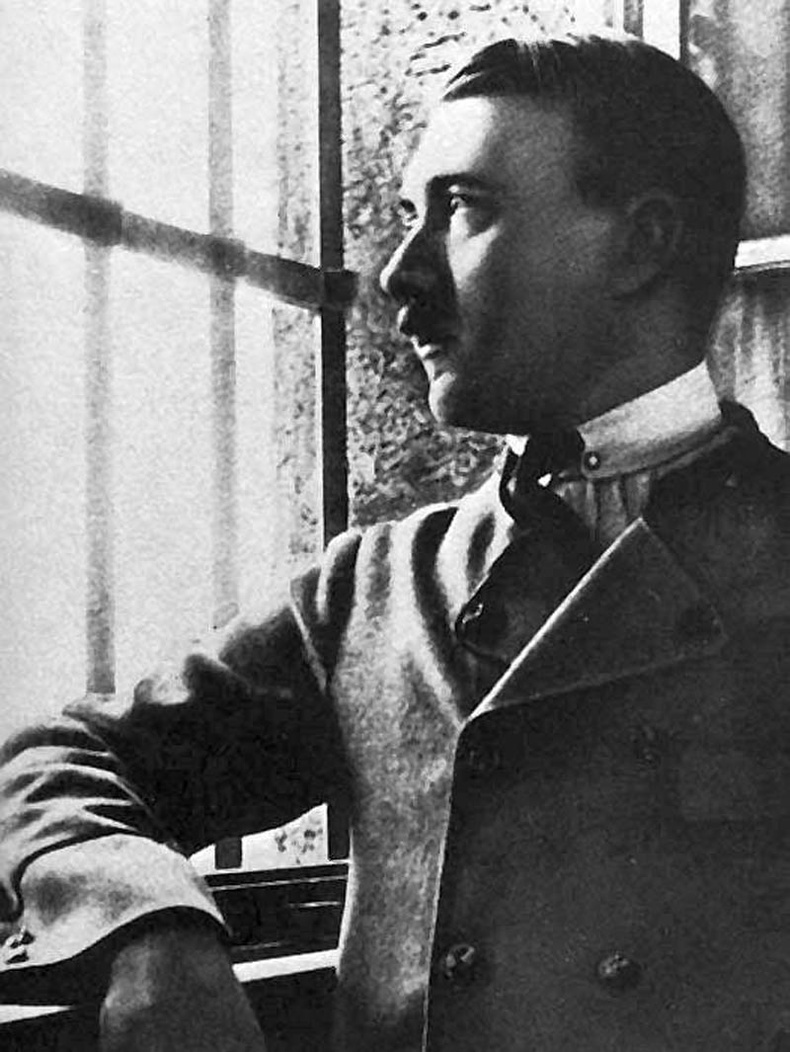 Адольф Алайозович Гитлер (Adolf Alaiozovich Hitler): 1933-1945 онд Гуравдугаар Рейхийн канцлер