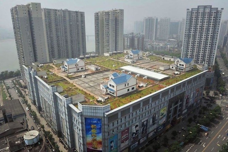 Хятадын Жужоу хотын найман давхар худалдааны төвийн дээвэр дээрх хувийн байшингууд