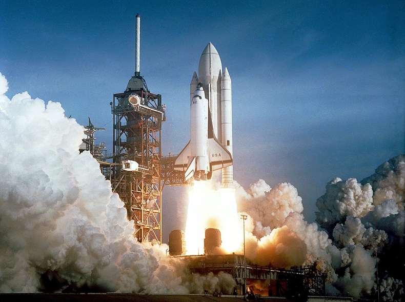 1981 он: Дахин ашиглах боломжтой анхны сансрын хөлгийг хөөргөв