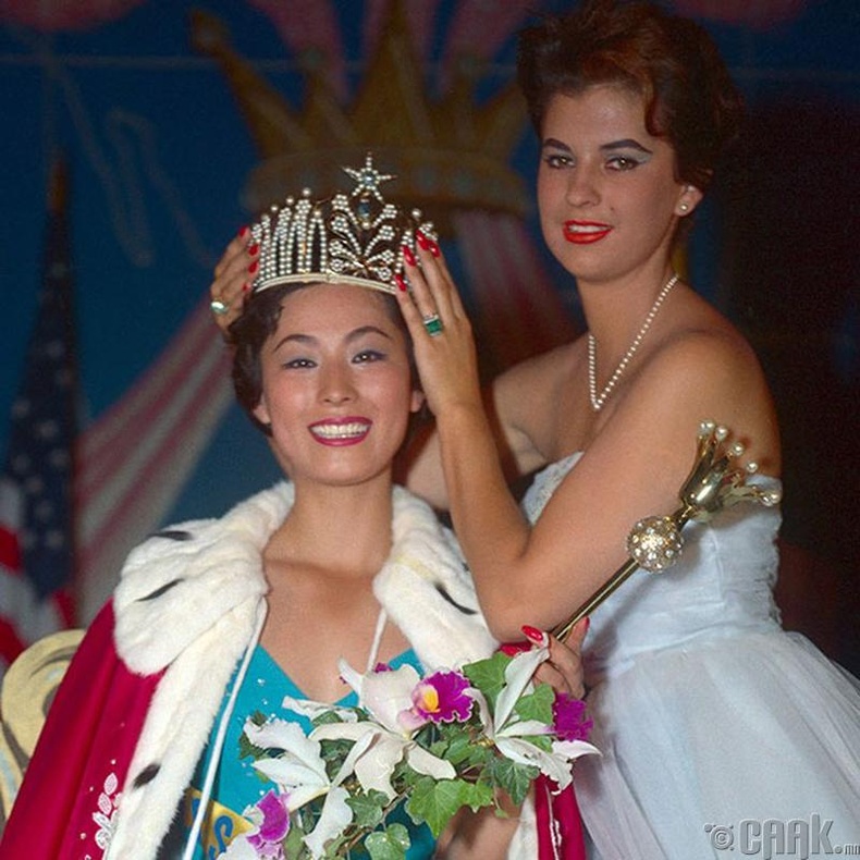 "Miss Universe-1959"-ын ялагч: Японы гоо бүсгүй Акико Кожима, 22 настай, 170 см өндөр.