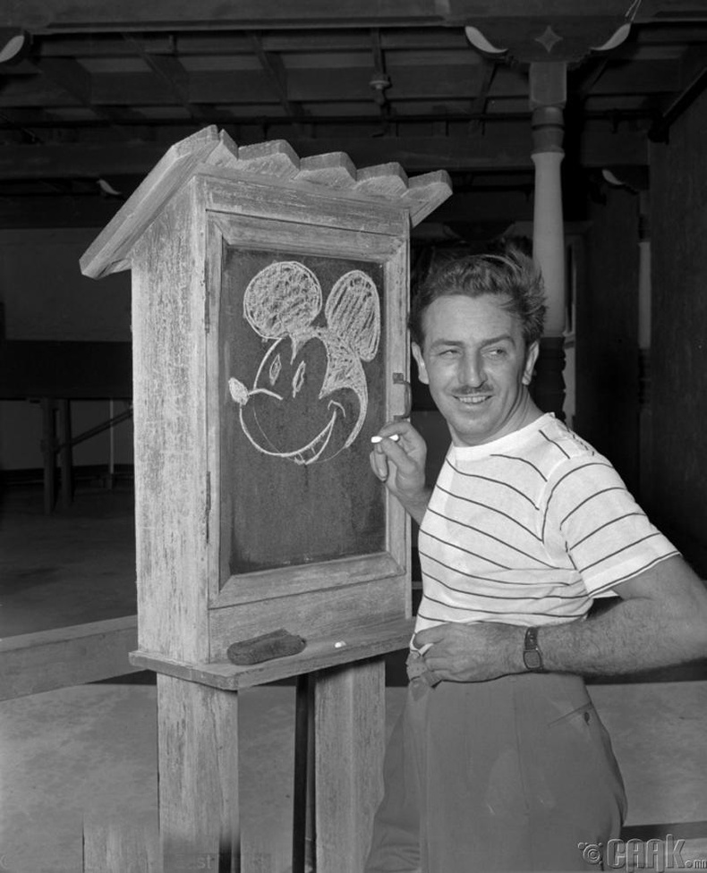 Валт Дисней (Walt Disney), Микки Маусыг зурж байна