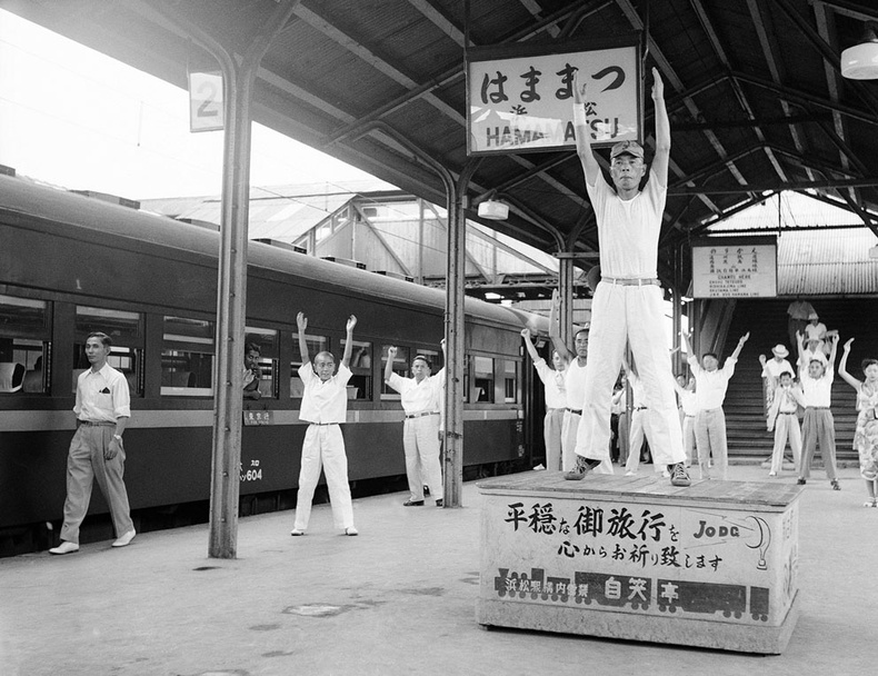 Хамамацү галт тэрэгний буудал дээр зорчигчдыг гимнастик хийлгүүлж байгаа нь - 1952