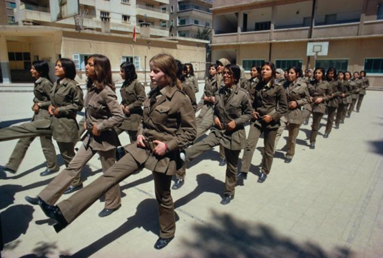 Цэргийн сургуулилалт хийж буй Дамаскын сурагч охид (National Geographic)