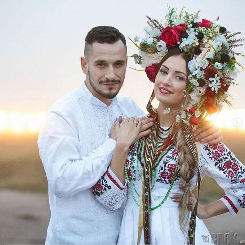 Украин бэрүүд залуу нас, гоо сайхны бэлгэдэл болгож цэцгэн хээтэй даашинз өмсдөг