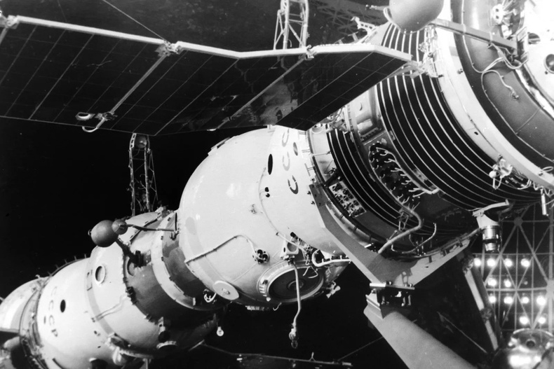 1971 он: Салют-1 сансрын станц тойрог замд оров