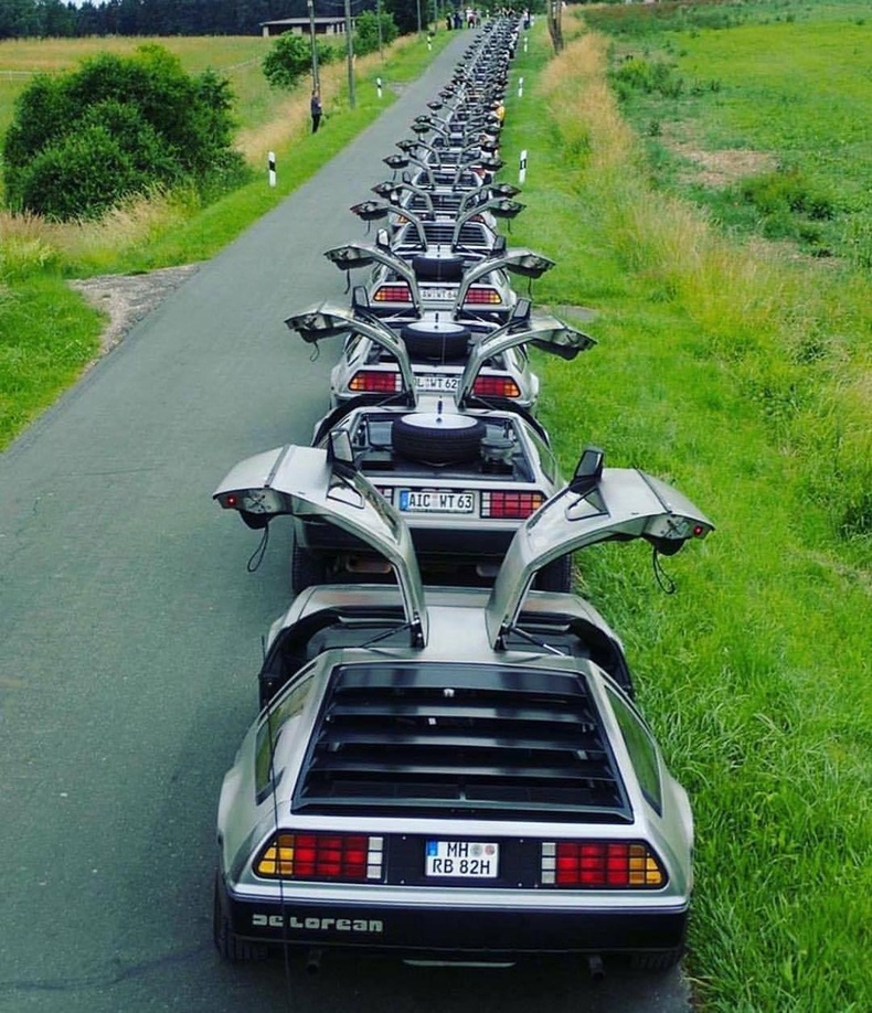 DeLorean машинтай хүмүүсийн уулзалт